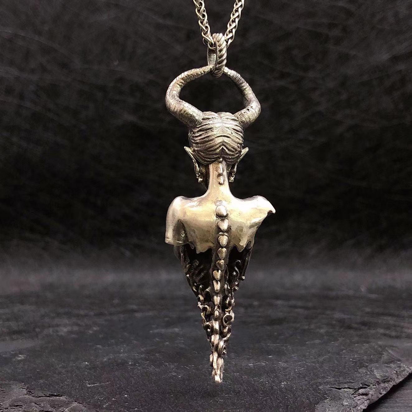 Colgante Venus de plata artesanal personalizado